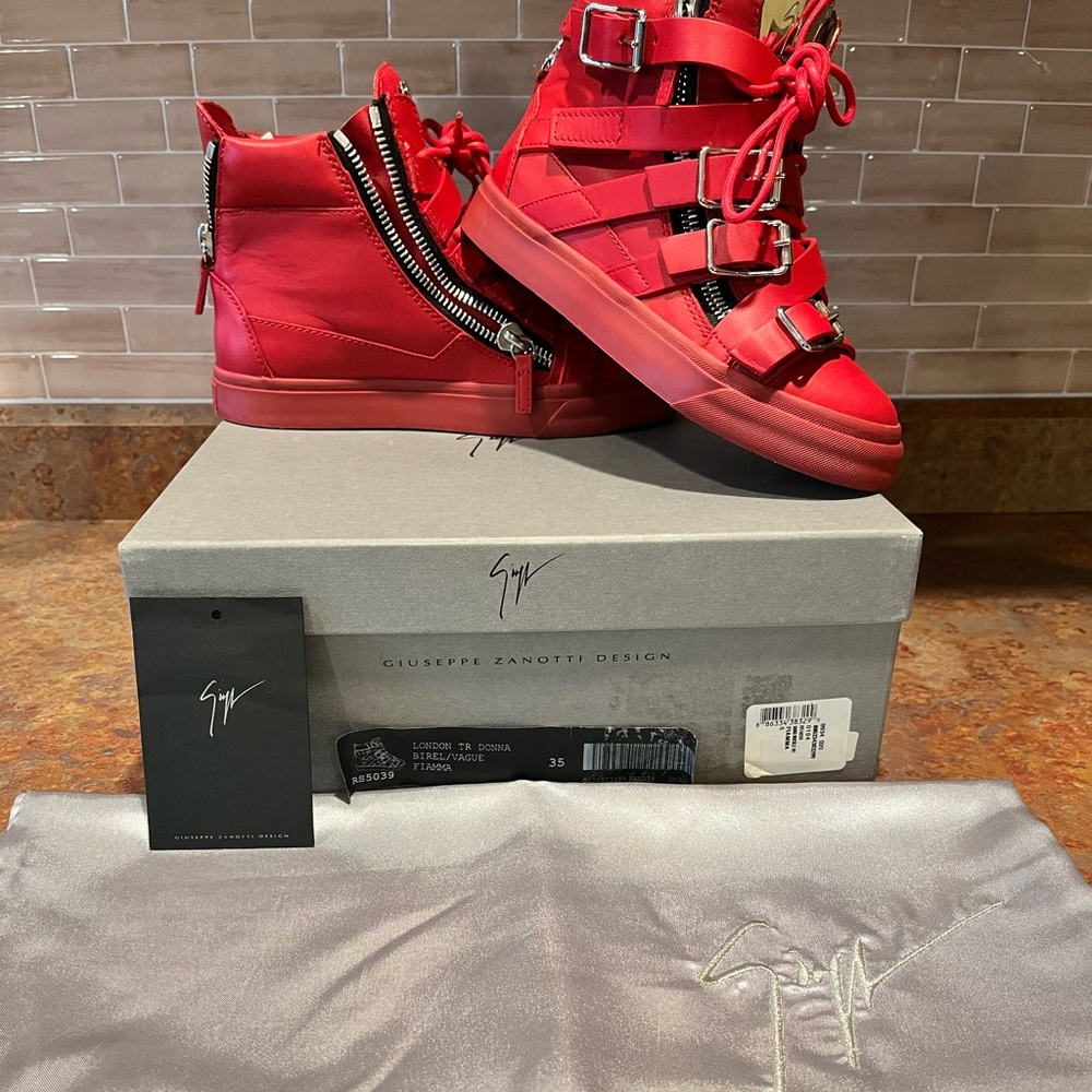 Size 35 like new authentic Giuseppe Zanotti woman’s sneakers. Worn twice.